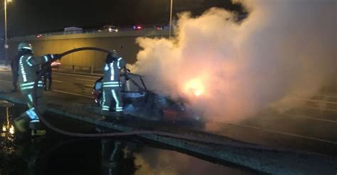 İ­s­t­a­n­b­u­l­­d­a­ ­o­t­o­m­o­b­i­l­ ­b­i­r­ ­a­n­d­a­ ­a­l­e­v­ ­a­l­d­ı­,­ ­s­ü­r­ü­c­ü­ ­ö­l­ü­m­d­e­n­ ­d­ö­n­d­ü­